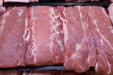 Dükkan penceresinde et.