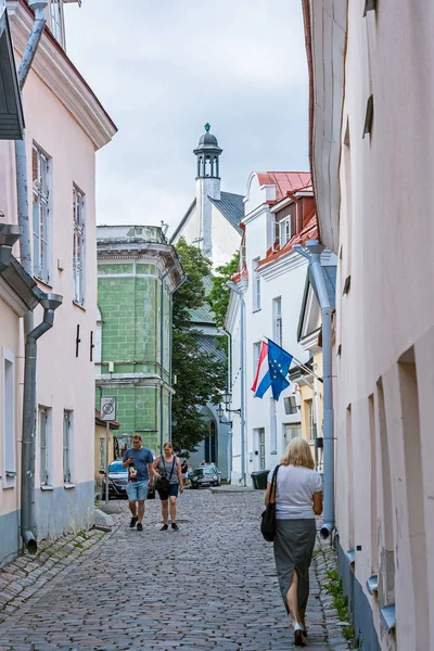 Auf der straße des alten tallinn. — Stockfoto