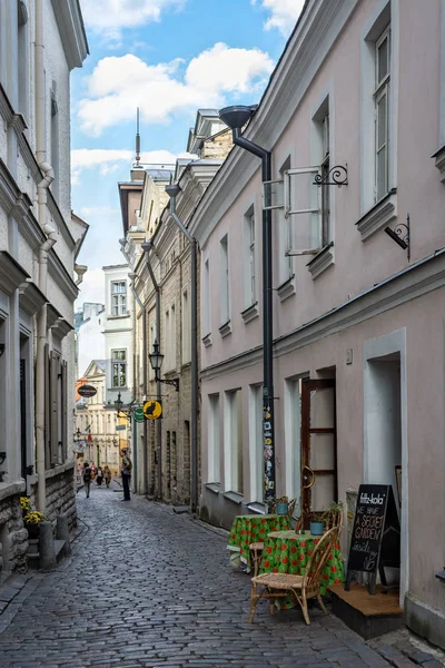 Café in einer engen Straße. — Stockfoto