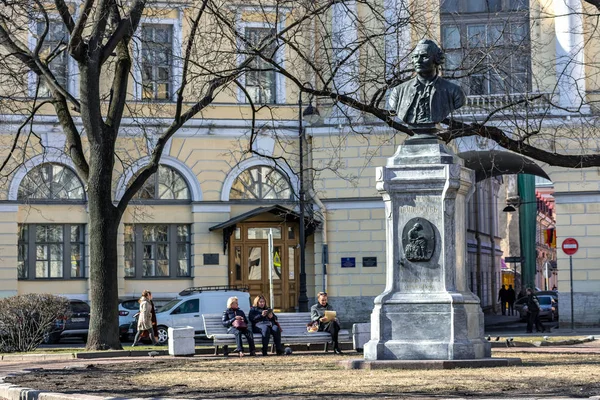 ロモノーソフへの記念碑がある広場. — ストック写真