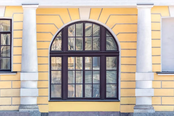 Välvda fönster med kolonner. — Stockfoto
