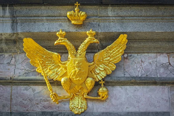 Águia dourada de duas cabeças . — Fotografia de Stock