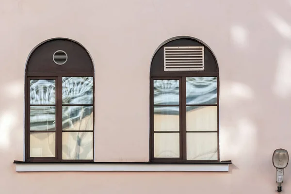 Two windows on the pink wall. — Stock Photo, Image