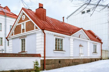 Kırmızı çatılı ev.