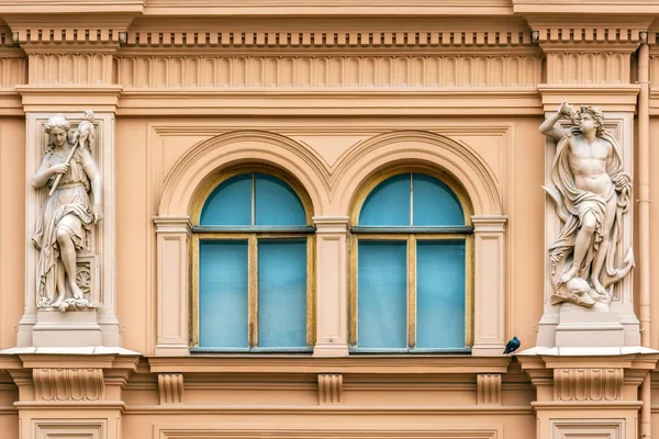 Ventanas con figuras de estuco . — Foto de Stock