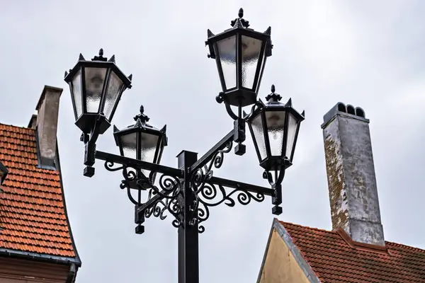 Farolas contra el cielo . — Foto de Stock