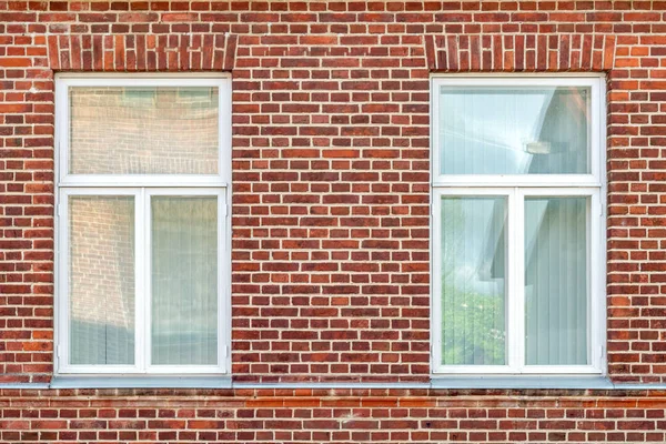 Δύο παράθυρα σε ένα τούβλο τοίχο. — Φωτογραφία Αρχείου