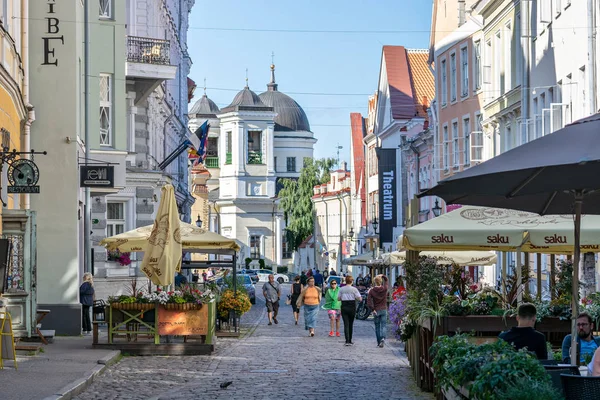 Eski Tallinn sokaklarında Turistler. — Stok fotoğraf