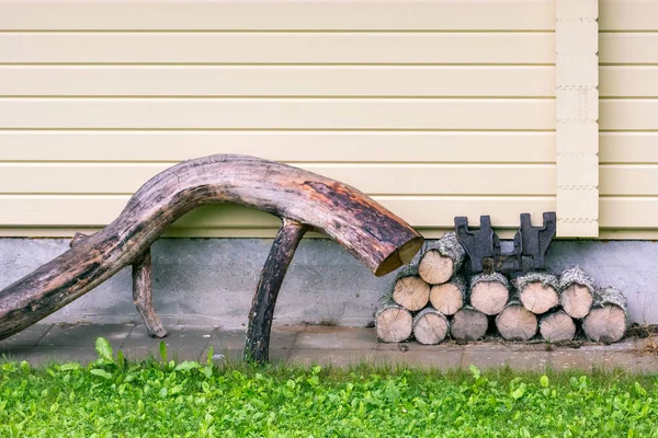 Holzstapel und trockenes Holz. — Stockfoto
