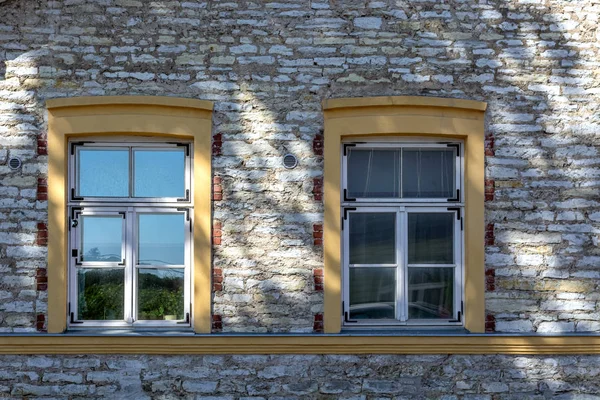 Okna na kamiennej ścianie. — Zdjęcie stockowe