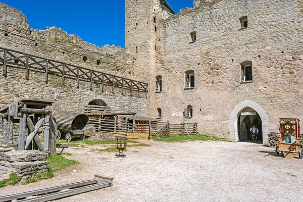 In the courtyard of the old castle. — Stock Photo, Image