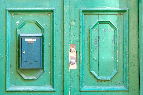 Posta kutusu olan kapılar.