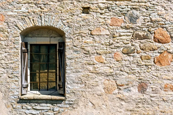 要塞の壁の窓. — ストック写真
