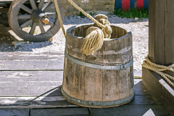 Holzeimer auf dem Brunnen. — Stockfoto