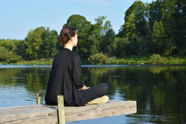 doğa üzerinde meditasyon.