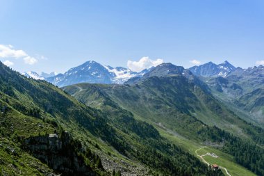 dağlar ve gökyüzü.