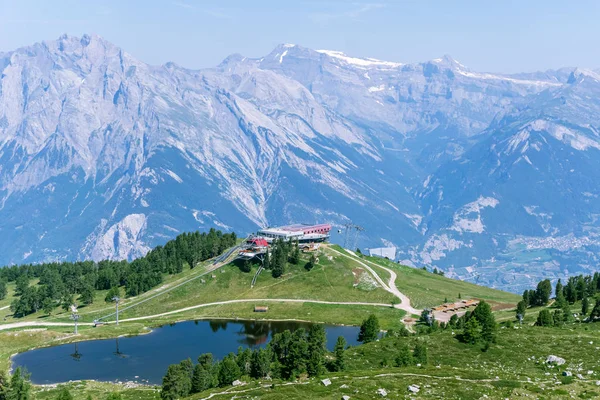 Lago nelle Alpi svizzere. — Foto Stock