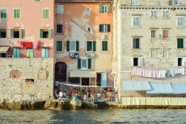 Deniz kenarındaki kafe..