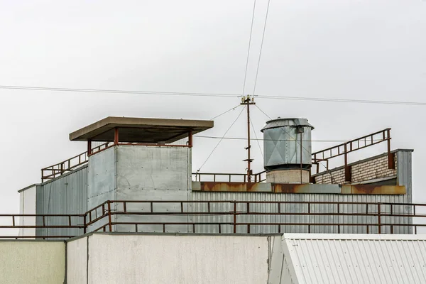 Technische Aufbauten Auf Dem Dach Eines Wohnhauses Mit Drähten Gegen — Stockfoto