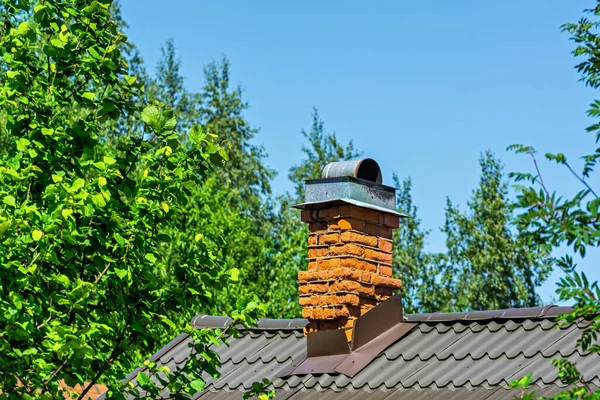 Röd Tegelskorsten Taket Till Ett Hus Mot Blå Himmel — Stockfoto