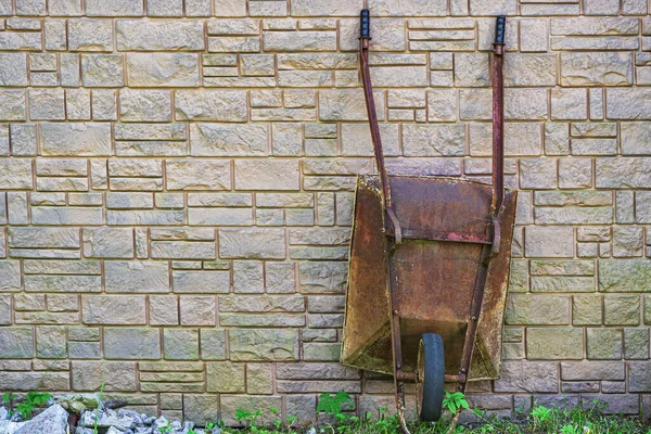 Old Rusty Iron Wheelbarrow One Wheel Leaning Wall Country House — Stock Photo, Image