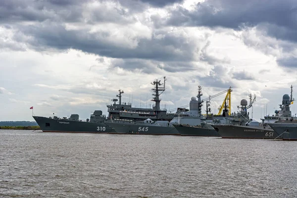 ロシア クロンシュタット7月6日 2020年7月6日の夏の日 市内の港の代わりに海軍艦船が道路に立つ — ストック写真