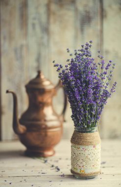 Beyaz ahşap zemin üzerinde taze lavanta