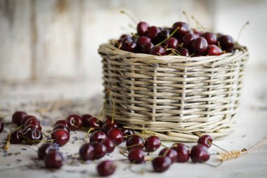 Kiraz ahşap beyaz arka plan ile sepet