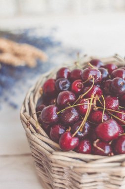 Kiraz ahşap beyaz arka plan ile sepet