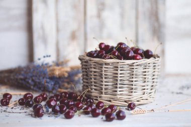 Kiraz ahşap beyaz arka plan ile sepet