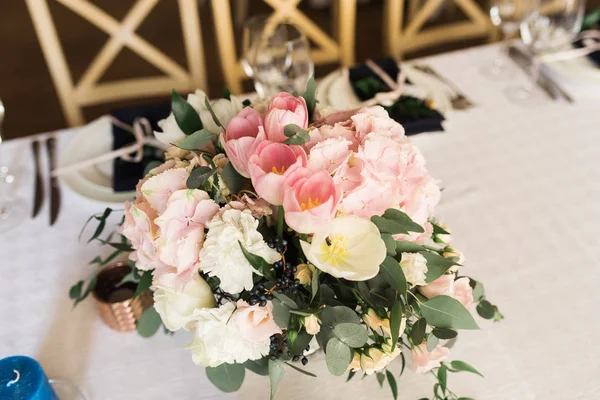 Schöne, sanfte Komposition aus frischen Blumen. Hochzeitsblumen — Stockfoto