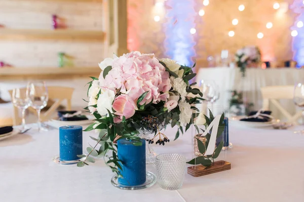 Belle composition douce à base de fleurs fraîches. Fleurs de mariage — Photo