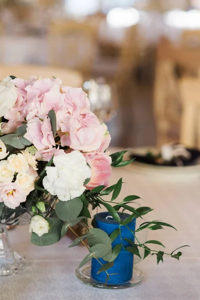 Composição bela, doce de flores frescas. Flores do casamento — Fotografia de Stock