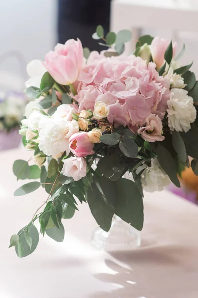 Composizione da fiori - decorazione di un tavolo per ospiti . — Foto Stock
