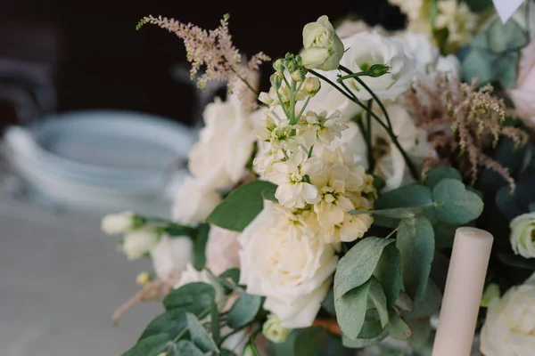 Decoration of a wedding with greens and flowers. — Stock Photo, Image