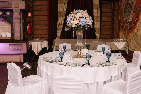 Almoço festivo no restaurante. Uma mesa de casamento para convidados . — Fotografia de Stock