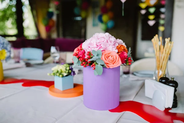Schöne Blumen auf einem Tisch — Stockfoto