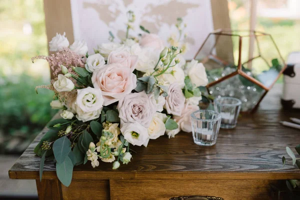 Decorating of a wedding. Wedding flowers — Stock Photo, Image