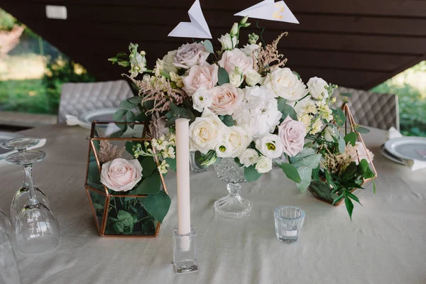 Magnifiques bouquets de fleurs volumineuses dans des vases en verre haut — Photo