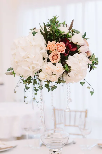 Magnifiques Bouquets Fleurs Volumineuses Dans Des Vases Verre Fleurs Mariage — Photo