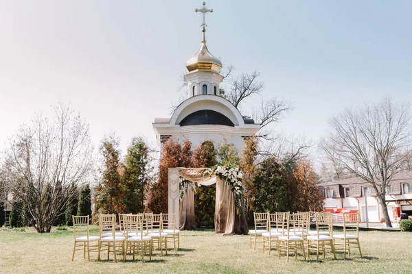 Wedding ceremony in the fall. A wedding in style of Gatsby