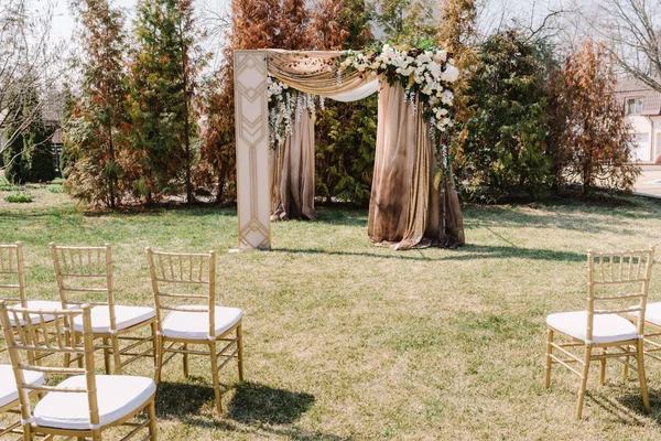 Arco de casamento magnífico para uma cerimônia de casamento . — Fotografia de Stock