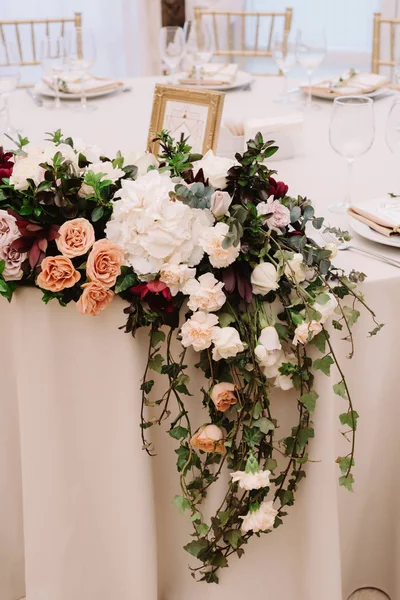 Decoração de uma mesa de casamento de verdes de recém-casados e em flores — Fotografia de Stock