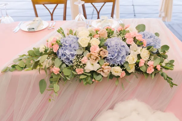 Flores frescas elegantes em uma mesa de casamento — Fotografia de Stock