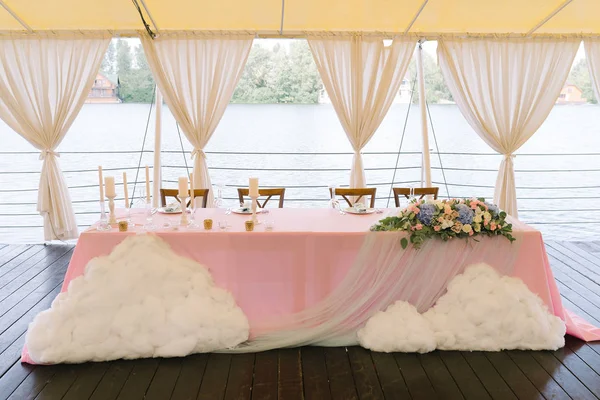 A bela mesa do noivo e noiva decorada com flores e nuvens — Fotografia de Stock