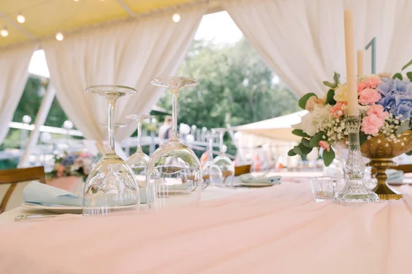 Hochzeitsblumen und festliche Tischgestaltung — Stockfoto