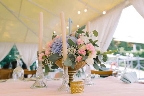 Decoração de uma mesa em um casamento moderno — Fotografia de Stock