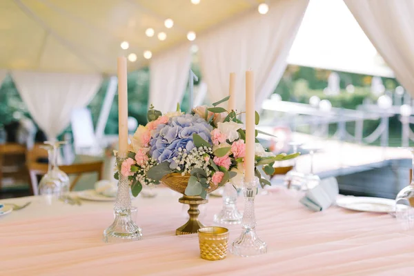 Bela decoração de casamento em mesas redondas em flores suaves — Fotografia de Stock