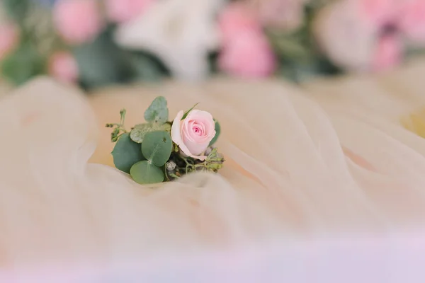 The buttonhole of groom from fresh flowers — Stock Photo, Image