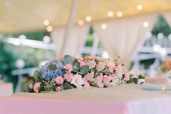 Composição elegante de flores frescas em uma mesa de casamento — Fotografia de Stock